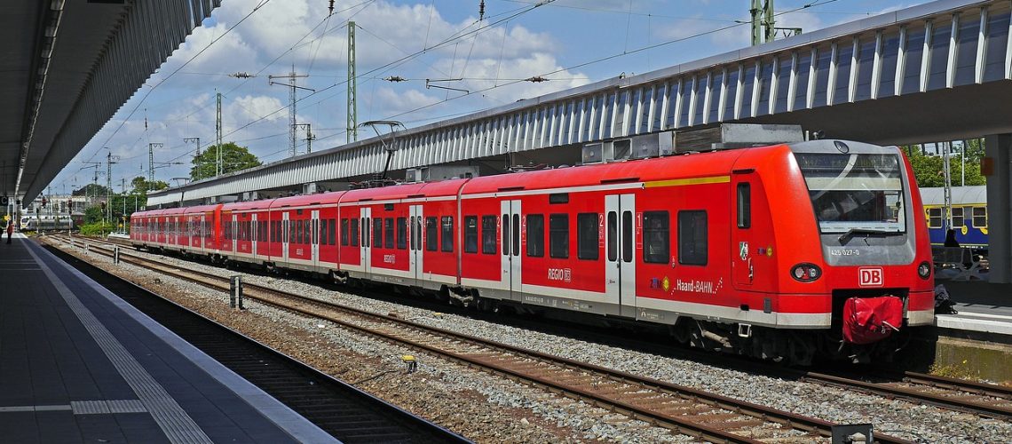 Umweltfreundliche Mitarbeitermobilität: Das Deutschlandticket als Jobticket fördert den Umstieg auf Bus und Bahn.